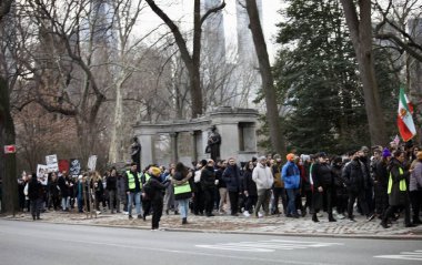 İranlılar New York 'ta protesto yapıyor. 08 Ocak 2023, New York, ABD: Bazı İranlılar, 61. caddeden yukarıya doğru yürüdü ve İran hükümetine karşı, İslam hukukunun dayatılması nedeniyle sloganlar attılar.