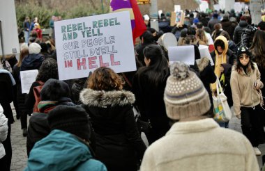 İranlılar New York 'ta protesto yapıyor. 08 Ocak 2023, New York, ABD: Bazı İranlılar, 61. caddeden yukarıya doğru yürüdü ve İran hükümetine karşı, İslam hukukunun dayatılması nedeniyle sloganlar attılar.