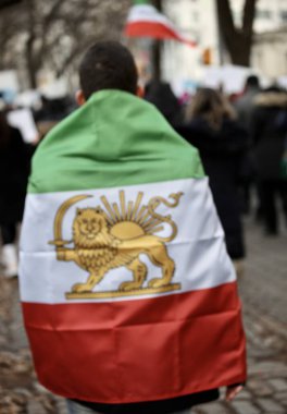 İranlılar New York 'ta protesto yapıyor. 08 Ocak 2023, New York, ABD: Bazı İranlılar, 61. caddeden yukarıya doğru yürüdü ve İran hükümetine karşı, İslam hukukunun dayatılması nedeniyle sloganlar attılar.