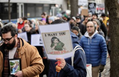 İranlılar New York 'ta protesto yapıyor. 08 Ocak 2023, New York, ABD: Bazı İranlılar, 61. caddeden yukarıya doğru yürüdü ve İran hükümetine karşı, İslam hukukunun dayatılması nedeniyle sloganlar attılar.