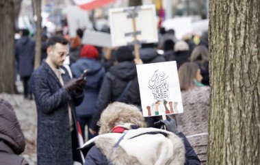 İranlılar New York 'ta protesto yapıyor. 08 Ocak 2023, New York, ABD: Bazı İranlılar, 61. caddeden yukarıya doğru yürüdü ve İran hükümetine karşı, İslam hukukunun dayatılması nedeniyle sloganlar attılar.