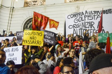 Rio de Janeiro 'da Brezilya Cumhurbaşkanı Lula' nın lehine protesto. 09 Ocak 2023, Rio de Janeiro, Brezilya: Binlerce kişi Rio de Janeiro şehir merkezindeki Cinelandia 'da Brezilyalı Lula' yı protesto etmek için toplandı.