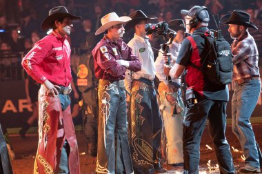 2023 profesyonel boğa binicileri canavarı bahçeye salıyor. 08 Ocak 2023, New York, New York, ABD: Silvano Alves (L) ve diğer boğa binicileri Profesyonel Boğa Binicileri 2023 'ün üçüncü turunun açılış töreninde sahadalar. 