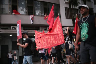 Porto Alegre 'de Demokrasi lehine protesto. 09 Ocak 2023 Porto Alegre, Rio Grande do Sul, Brezilya: Protestocular, Porto Alegre Tarih Merkezi sokakları üzerinden demokrasiyi savunmak için sosyal hareketlerin çağrıda bulunduğu bir eyleme katıldılar.