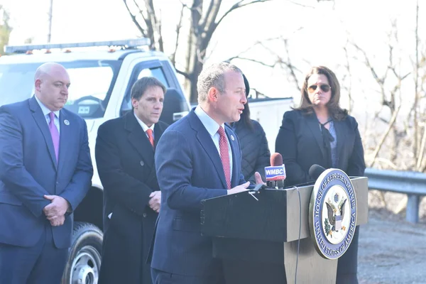 New Congressman Josh Gottheimer Holds Press Conference Improved Water Treatment — Foto Stock