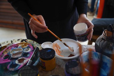 (INT) A group of young people practicing their hobby in the art of drawing. January 25, 2023, Gaza, Palestine: A group of young Palestinians are practicing in an art institution in the center of the Gaza Strip