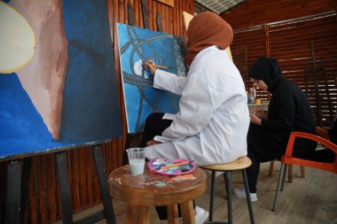 young woman practicing hobby in the art of drawing. January 25, 2023, Gaza, Palestine: woman practicing in an art institution in the center of the Gaza Strip