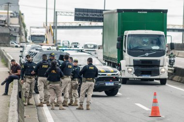 Protest and blockage of Highway with burning Tyres in Guarulhos. January 31, 2023, Guarulhos, Sao Paulo, Brazil: Residents of Vila Nova Cumbica neighborhood set tires on fire and blocked the BR-116 Pres. Dutra, km 216 highway south in Guarulhos