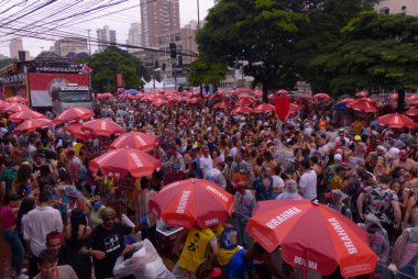 Parade of the Casa Comigo Street Block in Sao Paulo. February 11, 2023. Brazil, Sao Paulo: The Bloco Casa Comigo draws thousands of revelers, the new route on Avenida Henrique Schalmann in Pinheiros
