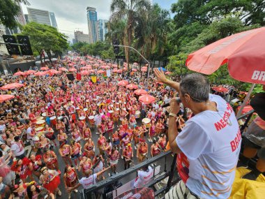 Sao Paulo 'daki Bengalafumenga Karnavalı. 11 Şubat 2023, Sao Paulo, Brezilya: Bengalafumenga Bloğunun geçit töreni, tüm şamandıralar ve şenliklerle, 11 Şubat Cumartesi günü Sao Paulo 'da Avenida Faria Lima' da dans ve şarkı söyleyerek yayıldı.