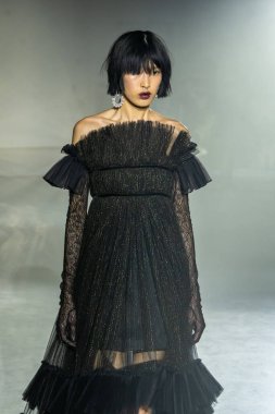 Adeam - Runway - Şubat 2023 New York Moda Haftası. 12 Şubat 2023, New York, New York, ABD: New York Moda Haftası 2023 'te 548 Batı 22. Cadde' deki Adeam defilesinde bir model podyumda yürüyor.