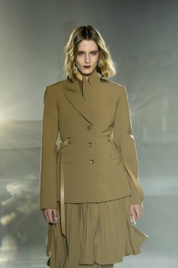 Adeam - Runway - Şubat 2023 New York Moda Haftası. 12 Şubat 2023, New York, New York, ABD: New York Moda Haftası 2023 'te 548 Batı 22. Cadde' deki Adeam defilesinde bir model podyumda yürüyor.