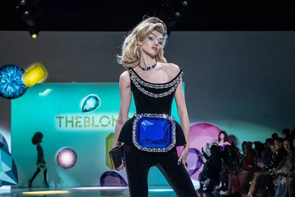 Blondynki Pas Startowy Luty 2023 New York Fashion Week Lutego — Zdjęcie stockowe