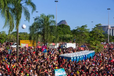 Rio de Janeiro 'daki sokak karnavalında Orquestra Voadora. 21 Şubat 2023, Rio de Janeiro, Brezilya: 21 Şubat Salı günü Rio de Janeiro 'nun güney bölgesi Aterro do Flamengo' daki Orquestra Voadora bloğunda şenlik hareketliliği)