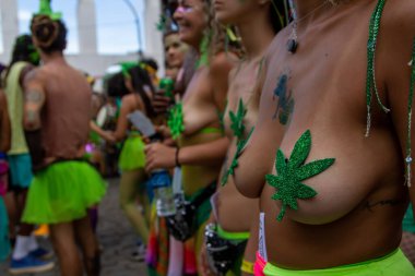 Planta na mente during Street Carnival in Rio de Janeiro. February 22, 2023, Rio de Janeiro, Brazil: Movement of revelers in the Planta na mente block, in the arches of lapa, during street carnival