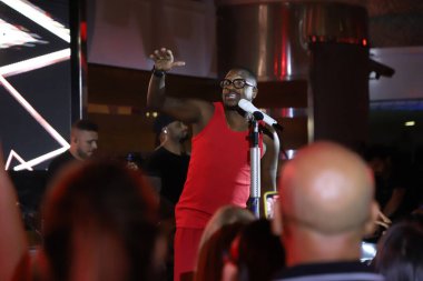 Mumuzinho, Roberto Carlos Duyguları Projesi sırasında Buzios 'ta bir gemide gösteri yapıyor. 3 Mart 2023, Rio de Janeiro, Brezilya Brezilyalı şarkıcı Mumuzinho