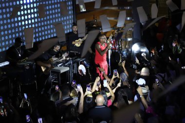 Mumuzinho, Roberto Carlos Duyguları Projesi sırasında Buzios 'ta bir gemide gösteri yapıyor. 3 Mart 2023, Rio de Janeiro, Brezilya Brezilyalı şarkıcı Mumuzinho