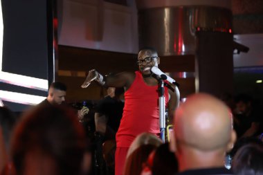 Mumuzinho, Roberto Carlos Duyguları Projesi sırasında Buzios 'ta bir gemide gösteri yapıyor. 3 Mart 2023, Rio de Janeiro, Brezilya Brezilyalı şarkıcı Mumuzinho