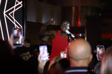 Mumuzinho, Roberto Carlos Duyguları Projesi sırasında Buzios 'ta bir gemide gösteri yapıyor. 3 Mart 2023, Rio de Janeiro, Brezilya Brezilyalı şarkıcı Mumuzinho