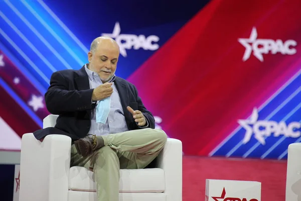 Mark Levin Und Julie Strauss Levin Bei Cpac Covention Protecting — Stockfoto