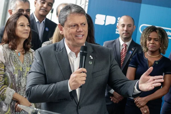サンパウロ州知事 Tarcisioはサンパウロでのワクチンキャンペーンに参加しています 2023年3月7日ブラジル サンパウロ州知事 Tarcisio Freitas サンパウロ市長 Ricardo Nunes — ストック写真