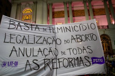 Rio de Janeiro 'da Uluslararası Kadın Günü' nde protesto. Rio de Janeiro, Brezilya, 08 Mart 2023: Rio de Janeiro salgın sırasında merkezi olmayan gösterilerden sonra ilk birleşik protestosunu 8 Mart 'ta gerçekleştirdi.