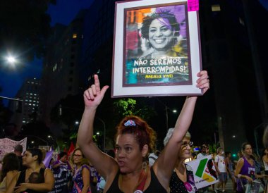 Rio de Janeiro 'da Uluslararası Kadın Günü' nde protesto. Rio de Janeiro, Brezilya, 08 Mart 2023: Rio de Janeiro salgın sırasında merkezi olmayan gösterilerden sonra ilk birleşik protestosunu 8 Mart 'ta gerçekleştirdi.