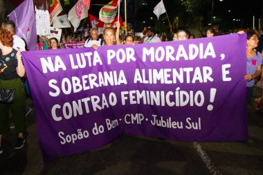 Rio de Janeiro 'da Uluslararası Kadın Günü' nde protesto. Rio de Janeiro, Brezilya, 08 Mart 2023: Rio de Janeiro salgın sırasında merkezi olmayan gösterilerden sonra ilk birleşik protestosunu 8 Mart 'ta gerçekleştirdi.