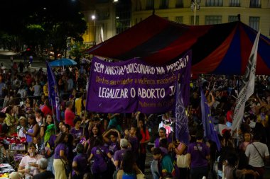 Rio de Janeiro 'da Uluslararası Kadın Günü' nde protesto. Rio de Janeiro, Brezilya, 08 Mart 2023: Rio de Janeiro salgın sırasında merkezi olmayan gösterilerden sonra ilk birleşik protestosunu 8 Mart 'ta gerçekleştirdi.