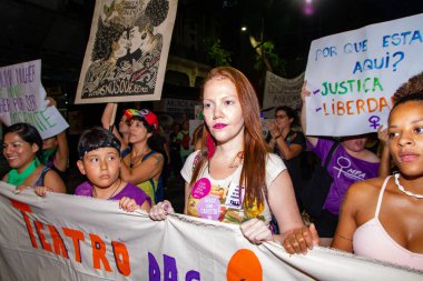 Rio de Janeiro 'da Uluslararası Kadın Günü' nde protesto. Rio de Janeiro, Brezilya, 08 Mart 2023: Rio de Janeiro salgın sırasında merkezi olmayan gösterilerden sonra ilk birleşik protestosunu 8 Mart 'ta gerçekleştirdi.