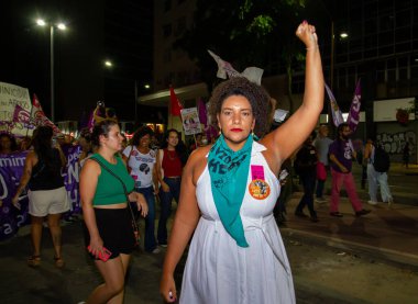 Rio de Janeiro 'da Uluslararası Kadın Günü' nde protesto. Rio de Janeiro, Brezilya, 08 Mart 2023: Rio de Janeiro salgın sırasında merkezi olmayan gösterilerden sonra ilk birleşik protestosunu 8 Mart 'ta gerçekleştirdi.