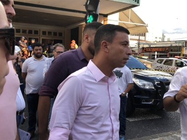 İtfaiyeciler ve sağlık görevlileri Osasco-Sao Paulo 'daki bir alışveriş merkezinin çatısında iş başında. 08 Mart 2023, Osasco, Sao Paulo, Brezilya: Osasco Plaza Alışveriş Merkezi 'nde, Sao Paulo' da itfaiyeciler ve sağlık görevlilerinin hareketi