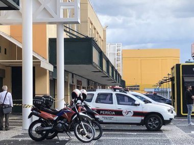 İtfaiyeciler ve sağlık görevlileri Osasco-Sao Paulo 'daki bir alışveriş merkezinin çatısında iş başında. 08 Mart 2023, Osasco, Sao Paulo, Brezilya: Osasco Plaza Alışveriş Merkezi 'nde, Sao Paulo' da itfaiyeciler ve sağlık görevlilerinin hareketi