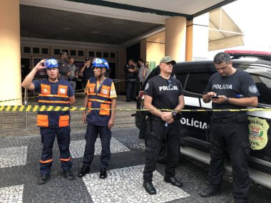 İtfaiyeciler ve sağlık görevlileri Osasco-Sao Paulo 'daki bir alışveriş merkezinin çatısında iş başında. 08 Mart 2023, Osasco, Sao Paulo, Brezilya: Osasco Plaza Alışveriş Merkezi 'nde, Sao Paulo' da itfaiyeciler ve sağlık görevlilerinin hareketi