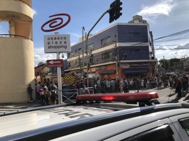 İtfaiyeciler ve sağlık görevlileri Osasco-Sao Paulo 'daki bir alışveriş merkezinin çatısında iş başında. 08 Mart 2023, Osasco, Sao Paulo, Brezilya: Osasco Plaza Alışveriş Merkezi 'nde, Sao Paulo' da itfaiyeciler ve sağlık görevlilerinin hareketi