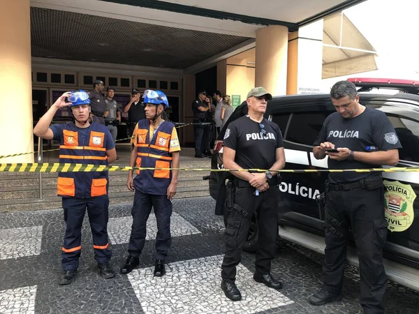 Osasco Sao Pauloのモールの崩壊した屋根で働く消防士と救急隊員 2023年3月8日ブラジル サンパウロ州オサスコ プラザ モール周辺の消防士 救急隊員の移動 — ストック写真