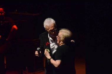 Brezilyalı şarkıcı Moacyr Franco Natal 'da Kadınlar Günü onuruna canlı performans sergiledi. 08 Mart 2023, Natal, Rio Grande do Norte, Brezilya: Brezilyalı şarkıcı Moacyr Franco, 86 yaşında Riachuelo tiyatrosunda canlı performans sergiledi.