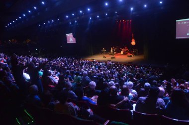 Brezilyalı şarkıcı Moacyr Franco Natal 'da Kadınlar Günü onuruna canlı performans sergiledi. 08 Mart 2023, Natal, Rio Grande do Norte, Brezilya: Brezilyalı şarkıcı Moacyr Franco, 86 yaşında Riachuelo tiyatrosunda canlı performans sergiledi.