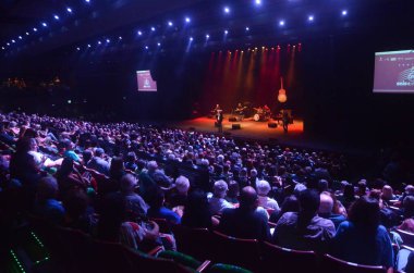 Brezilyalı şarkıcı Moacyr Franco Natal 'da Kadınlar Günü onuruna canlı performans sergiledi. 08 Mart 2023, Natal, Rio Grande do Norte, Brezilya: Brezilyalı şarkıcı Moacyr Franco, 86 yaşında Riachuelo tiyatrosunda canlı performans sergiledi.