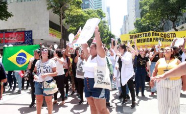 Rio de Janeiro eyaletindeki hemşire, teknisyen ve hemşire asistanlarının tezahürü. 10 Mart 2023. Rio de Janeiro, Brezilya: Rio de Janeiro şehir merkezinin sokaklarında protesto, bu Cuma (10.)