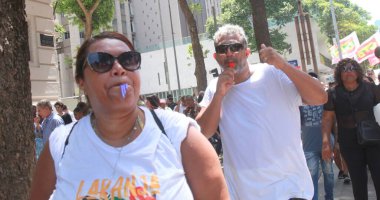 Rio de Janeiro eyaletindeki hemşire, teknisyen ve hemşire asistanlarının tezahürü. 10 Mart 2023. Rio de Janeiro, Brezilya: Rio de Janeiro şehir merkezinin sokaklarında protesto, bu Cuma (10.)