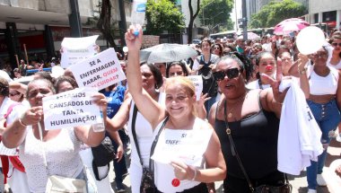 Rio de Janeiro eyaletindeki hemşire, teknisyen ve hemşire asistanlarının tezahürü. 10 Mart 2023. Rio de Janeiro, Brezilya: Rio de Janeiro şehir merkezinin sokaklarında protesto, bu Cuma (10.)