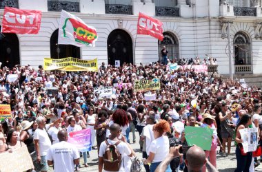 Rio de Janeiro eyaletindeki hemşire, teknisyen ve hemşire asistanlarının tezahürü. 10 Mart 2023. Rio de Janeiro, Brezilya: Rio de Janeiro şehir merkezinin sokaklarında protesto, bu Cuma (10.)