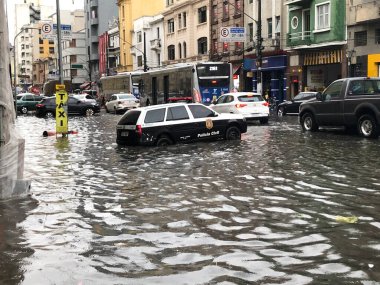 Şiddetli yağış ve sel Sao Paulo 'yu vurdu. 10 Mart 2023, Sao Paulo, Brezilya: Şiddetli bir yağış Sao Paulo 'yu vurdu ve Av Mercurio x Rua da Cantareira' daki belediye pazarında sel baskınına yol açtı.