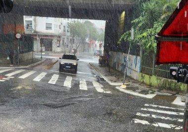 Şiddetli yağış ve sel Sao Paulo 'yu vurdu. 10 Mart 2023, Sao Paulo, Brezilya: Sao Paulo 'ya sağanak yağış, Bela Vista civarında, Humaita x Rua Jaceguai caddelerinde trafik akışını etkileyen sellere yol açtı.