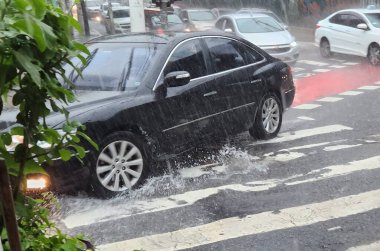 Şiddetli yağış ve sel Sao Paulo 'yu vurdu. 10 Mart 2023, Sao Paulo, Brezilya: Sao Paulo 'ya sağanak yağış, Bela Vista civarında, Humaita x Rua Jaceguai caddelerinde trafik akışını etkileyen sellere yol açtı.