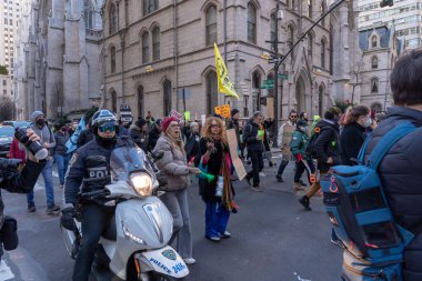 New York 'taki aktivistler Atlanta' nın Planlı Polis Şehri Polis Eğitim Merkezi 'ne karşı gösteri yaptılar. 9 Mart 2023. New York, ABD: Eylemciler, 09 Mart 2023 'te Atlanta' daki bir ormanda inşa edilmesi önerilen Polis Şehri 'ni protesto ediyorlar.