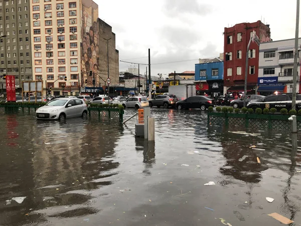 洪水による豪雨はサンパウロを襲いました 2023年3月10日ブラジル サンパウロ 交通や障害物の歩行者の流れに影響を与えるAv Mercuio Rua Cantareiraで サンパウロ市周辺の洪水を引き起こす大雨が発生しました — ストック写真