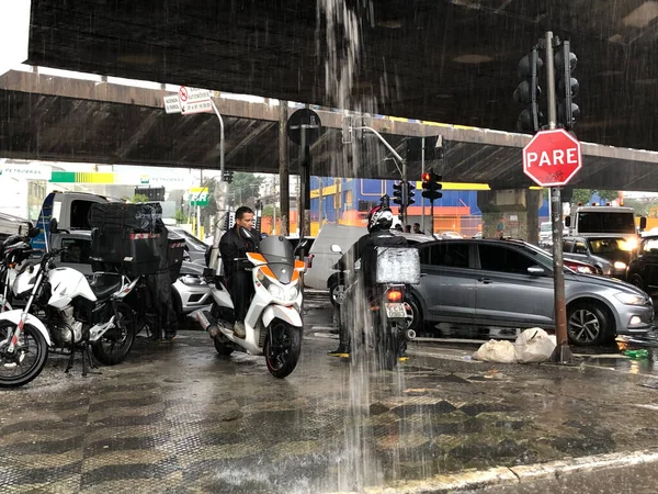 洪水带来的暴雨袭击了圣保罗 2023年3月10日 巴西圣保罗 一场暴雨袭击圣保罗 导致Av Mercurio Rua Cantareira市市场附近的洪水 影响了交通 并阻碍了行人通行 — 图库照片