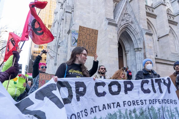 Активисты Нью Йорке Демонстрируют Против Запланированного Полицейского Учебного Центра Атланты — стоковое фото